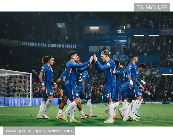 切尔西快速转换配合,左右两翼交替威胁 切尔西快速转换配合,左右两翼交替威胁