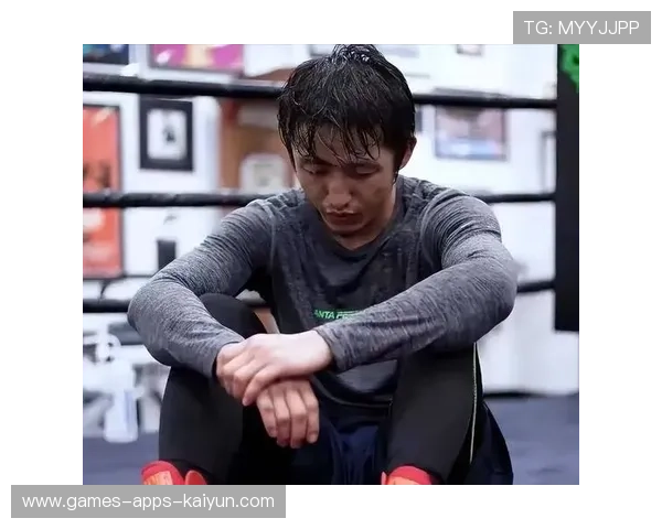 拳击重击命中瞬间倒地——从训练到擂台的魅力转化