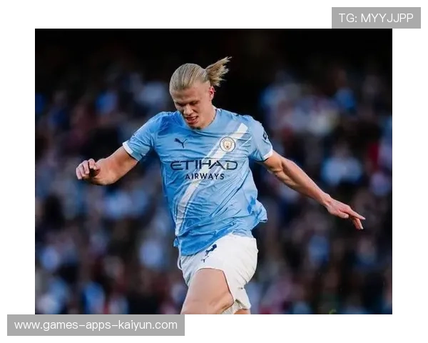 曼城推进节奏稳定，哈兰德门前抢点慢了半拍