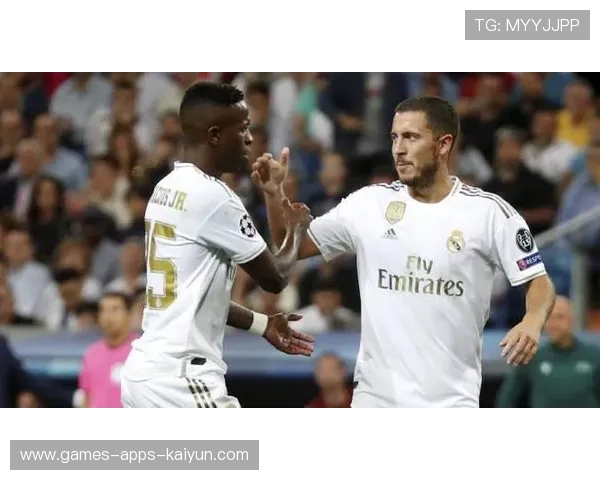 维尼修斯大步趟球越过两人，皇马边线强得离谱