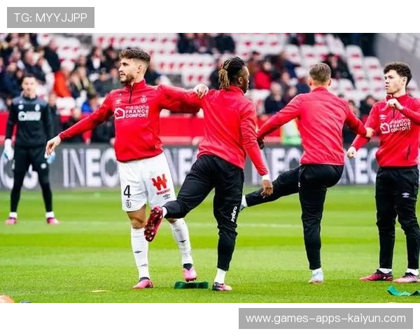英超利物浦边路反复突破,禁区内制造混乱 英超利物浦边路反复突破,禁区内制造混乱